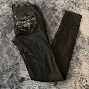 Gorgeous black rock revival 🖤